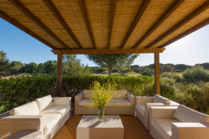 La Colonna: veranda esterna piano terra lato golf.